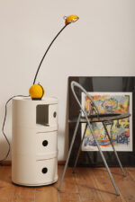 Wysoka jednopunktowa żółta lampa nocna/biurkowa "Alina" z tworzywa (ABS) z regulowaną wysokością nachylenia z czarną podstawą i ruchomym kloszem, Valenti Luce, Włochy, lata 70/80. - obrazek 44