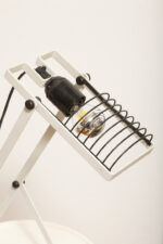 Biała z czarnymi elementami jednopunktowa metalowa lampa biurkowa z serii Syntesi z regulowaną wysokością, projekt Ernesto Gismondi dla Artemide, Włochy, wzór z 1975 roku - obrazek 42