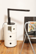 Czarna minimalistyczna jednopunktowa lampa biurkowa ze ściemniaczem "Abele" z metalu i tworzywa, projekt Gianfranco Frattini dla firmy Luci illuminazione (Lucitalia), Włochy, wzór z 1979 roku - obrazek 43