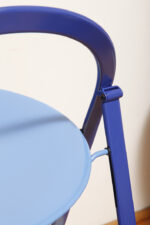 Składane metalowe krzesło "Clio" okrągłym lakierowanym w satynie niebieskim siedziskiem i granatowym oparciem i nogami, projekt Giorgio Cattelan dla firmy Cidue, Włochy, lata 70. - obrazek 49