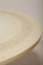 Masywny i ciężki stolik kawowy / pomocnik / typu "Tulip" z okrągłym kamiennym/marmurowym blatem na metalowej rozszerzającej się do dołu nodze w stylu projektów Eero Saarinena, Space Age, Włochy, lata 70. - obrazek 61