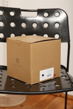 Metalowa jednopunktowa lampa wisząca/sufitowa w kształcie ściętej/otwartej od dołu kuli w kolorze terakotowej czerwieni wisząca na czarnym materiałowym kablu zasilającym, projekt Benny Frandsen dla firmy Frandsen, Dania, po 2000 roku - obrazek 46