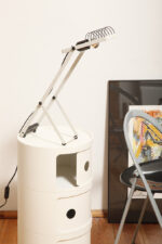 Biała z czarnymi elementami jednopunktowa metalowa lampa biurkowa z serii Syntesi z regulowaną wysokością, projekt Ernesto Gismondi dla Artemide, Włochy, wzór z 1975 roku - obrazek 43