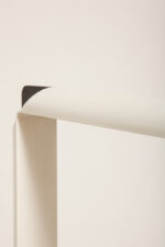 Smukła metalowa minimalistyczna, jednopunktowa, postmodernistyczna biała z czarnymi elementami lampa podłogowa "Veronica", Gianfranco Frattini dla Luci illuminazione (Lucitalia), Włochy, wzór z 1979 roku - obrazek 44