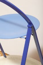 Składane metalowe krzesło "Clio" okrągłym lakierowanym w satynie niebieskim siedziskiem i granatowym oparciem i nogami, projekt Giorgio Cattelan dla firmy Cidue, Włochy, lata 70. - obrazek 64