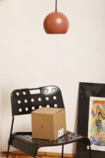 Metalowa jednopunktowa lampa wisząca/sufitowa w kształcie ściętej/otwartej od dołu kuli w kolorze terakotowej czerwieni wisząca na czarnym materiałowym kablu zasilającym, projekt Benny Frandsen dla firmy Frandsen, Dania, po 2000 roku - obrazek 47