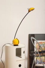 Wysoka jednopunktowa żółta lampa nocna/biurkowa "Alina" z tworzywa (ABS) z regulowaną wysokością nachylenia z czarną podstawą i ruchomym kloszem, Valenti Luce, Włochy, lata 70/80. - obrazek 46