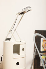 Biała z czarnymi elementami jednopunktowa metalowa lampa biurkowa z serii Syntesi z regulowaną wysokością, projekt Ernesto Gismondi dla Artemide, Włochy, wzór z 1975 roku - obrazek 44