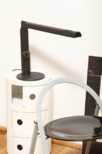 Czarna minimalistyczna jednopunktowa lampa biurkowa ze ściemniaczem "Abele" z metalu i tworzywa, projekt Gianfranco Frattini dla firmy Luci illuminazione (Lucitalia), Włochy, wzór z 1979 roku - obrazek 45