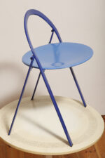 Składane metalowe krzesło "Clio" okrągłym lakierowanym w satynie niebieskim siedziskiem i granatowym oparciem i nogami, projekt Giorgio Cattelan dla firmy Cidue, Włochy, lata 70. - obrazek 48
