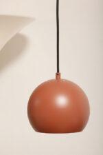 Metalowa jednopunktowa lampa wisząca/sufitowa w kształcie ściętej/otwartej od dołu kuli w kolorze terakotowej czerwieni wisząca na czarnym materiałowym kablu zasilającym, projekt Benny Frandsen dla firmy Frandsen, Dania, po 2000 roku - obrazek 48