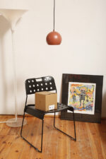 Metalowa jednopunktowa lampa wisząca/sufitowa w kształcie ściętej/otwartej od dołu kuli w kolorze terakotowej czerwieni wisząca na czarnym materiałowym kablu zasilającym, projekt Benny Frandsen dla firmy Frandsen, Dania, po 2000 roku - obrazek 49