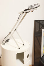 Biała z czarnymi elementami jednopunktowa metalowa lampa biurkowa z serii Syntesi z regulowaną wysokością, projekt Ernesto Gismondi dla Artemide, Włochy, wzór z 1975 roku - obrazek 46