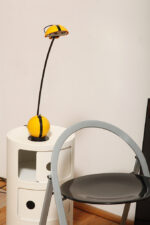 Wysoka jednopunktowa żółta lampa nocna/biurkowa "Alina" z tworzywa (ABS) z regulowaną wysokością nachylenia z czarną podstawą i ruchomym kloszem, Valenti Luce, Włochy, lata 70/80. - obrazek 49