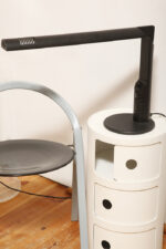 Czarna minimalistyczna jednopunktowa lampa biurkowa ze ściemniaczem "Abele" z metalu i tworzywa, projekt Gianfranco Frattini dla firmy Luci illuminazione (Lucitalia), Włochy, wzór z 1979 roku - obrazek 48