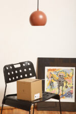 Metalowa jednopunktowa lampa wisząca/sufitowa w kształcie ściętej/otwartej od dołu kuli w kolorze terakotowej czerwieni wisząca na czarnym materiałowym kablu zasilającym, projekt Benny Frandsen dla firmy Frandsen, Dania, po 2000 roku - obrazek 51