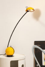Wysoka jednopunktowa żółta lampa nocna/biurkowa "Alina" z tworzywa (ABS) z regulowaną wysokością nachylenia z czarną podstawą i ruchomym kloszem, Valenti Luce, Włochy, lata 70/80. - obrazek 50