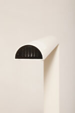 Smukła metalowa minimalistyczna, jednopunktowa, postmodernistyczna biała z czarnymi elementami lampa podłogowa "Veronica", Gianfranco Frattini dla Luci illuminazione (Lucitalia), Włochy, wzór z 1979 roku - obrazek 49