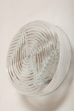 Jednopunktowa okrągła lampa ścienna/kinkiet ze szklanym reliefowym przeźroczystym kloszem w stylu Art Deco w czarnej metalowej oprawie, firma Prisma, Włochy, lata 80. - obrazek 50