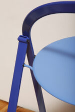 Składane metalowe krzesło "Clio" okrągłym lakierowanym w satynie niebieskim siedziskiem i granatowym oparciem i nogami, projekt Giorgio Cattelan dla firmy Cidue, Włochy, lata 70. - obrazek 44