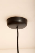 Metalowa jednopunktowa lampa wisząca/sufitowa w kształcie ściętej/otwartej od dołu kuli w kolorze terakotowej czerwieni wisząca na czarnym materiałowym kablu zasilającym, projekt Benny Frandsen dla firmy Frandsen, Dania, po 2000 roku - obrazek 42