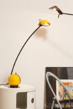 Wysoka jednopunktowa żółta lampa nocna/biurkowa "Alina" z tworzywa (ABS) z regulowaną wysokością nachylenia z czarną podstawą i ruchomym kloszem, Valenti Luce, Włochy, lata 70/80. - obrazek 51