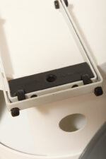 Biała z czarnymi elementami jednopunktowa metalowa lampa biurkowa z serii Syntesi z regulowaną wysokością, projekt Ernesto Gismondi dla Artemide, Włochy, wzór z 1975 roku - obrazek 55