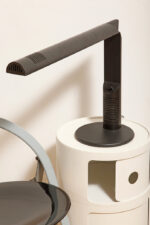 Czarna minimalistyczna jednopunktowa lampa biurkowa ze ściemniaczem "Abele" z metalu i tworzywa, projekt Gianfranco Frattini dla firmy Luci illuminazione (Lucitalia), Włochy, wzór z 1979 roku - obrazek 50