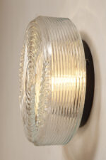 Jednopunktowa okrągła lampa ścienna/kinkiet ze szklanym reliefowym przeźroczystym kloszem w stylu Art Deco w czarnej metalowej oprawie, firma Prisma, Włochy, lata 80. - obrazek 51