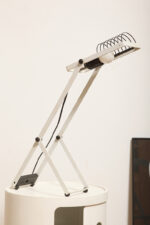 Biała z czarnymi elementami jednopunktowa metalowa lampa biurkowa z serii Syntesi z regulowaną wysokością, projekt Ernesto Gismondi dla Artemide, Włochy, wzór z 1975 roku - obrazek 4