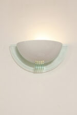 Jednopunktowa metalowa biała lampa ścienna/kinkiet w stylu Memphis z jasnozielonym przeźroczystym otokiem z tworzywa, Niemcy, 2000 rok - obrazek 2