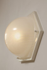 Duża sześcioboczna jednopunktowa mlecznobiała ażurowa lampa ścienna/kinkiet z kloszem z tworzywa (akryl) w kształcie kopuły, Włochy, lata 80. - obrazek 9