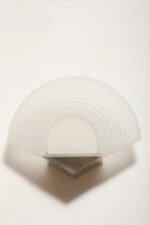 Jednopunktowa lampa ścienna/kinkiet w stylu Art Deco w kształcie wachlarza ze szklanym reliefowym matowym kloszem osadzonym na metalowej podstawie, Egoluce, Włochy, lata 80. - obrazek 5