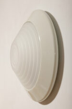 Duża stożkowata jednopunktowa lampa ścienna/kinkiet "Onda" / "Fala" z białą okrągłą metalową oprawą i akrylowym mlecznobiałym półprzepuszczalnym dyfuzorem w promieniście rozchodzącymi się liniami w środku, projekt Ezio Didone dla firmy Arteluce, Włochy, lata 80. - obrazek 5