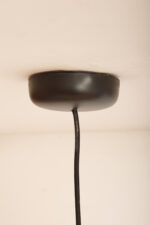 Metalowa jednopunktowa lampa wisząca/sufitowa w kształcie ściętej/otwartej od dołu kuli w kolorze terakotowej czerwieni wisząca na czarnym materiałowym kablu zasilającym, projekt Benny Frandsen dla firmy Frandsen, Dania, po 2000 roku - obrazek 44