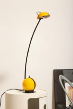 Wysoka jednopunktowa żółta lampa nocna/biurkowa "Alina" z tworzywa (ABS) z regulowaną wysokością nachylenia z czarną podstawą i ruchomym kloszem, Valenti Luce, Włochy, lata 70/80. - obrazek 52