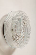 Jednopunktowa okrągła lampa ścienna/kinkiet ze szklanym reliefowym przeźroczystym kloszem w stylu Art Deco w czarnej metalowej oprawie, firma Prisma, Włochy, lata 80. - obrazek 52