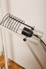 Biała z czarnymi elementami jednopunktowa metalowa lampa biurkowa z serii Syntesi z regulowaną wysokością, projekt Ernesto Gismondi dla Artemide, Włochy, wzór z 1975 roku - obrazek 53