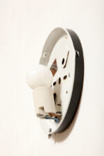 Jednopunktowa okrągła lampa ścienna/kinkiet ze szklanym reliefowym przeźroczystym kloszem w stylu Art Deco w czarnej metalowej oprawie, firma Prisma, Włochy, lata 80. - obrazek 53