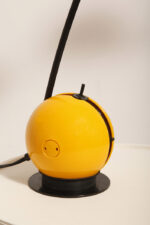 Wysoka jednopunktowa żółta lampa nocna/biurkowa "Alina" z tworzywa (ABS) z regulowaną wysokością nachylenia z czarną podstawą i ruchomym kloszem, Valenti Luce, Włochy, lata 70/80. - obrazek 54