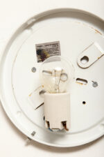 Jednopunktowa okrągła lampa ścienna/kinkiet ze szklanym reliefowym przeźroczystym kloszem w stylu Art Deco w czarnej metalowej oprawie, firma Prisma, Włochy, lata 80. - obrazek 55