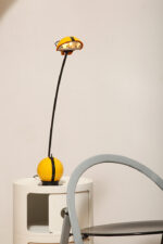 Wysoka jednopunktowa żółta lampa nocna/biurkowa "Alina" z tworzywa (ABS) z regulowaną wysokością nachylenia z czarną podstawą i ruchomym kloszem, Valenti Luce, Włochy, lata 70/80. - obrazek 56