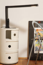 Czarna minimalistyczna jednopunktowa lampa biurkowa ze ściemniaczem "Abele" z metalu i tworzywa, projekt Gianfranco Frattini dla firmy Luci illuminazione (Lucitalia), Włochy, wzór z 1979 roku - obrazek 56