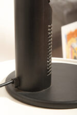 Czarna minimalistyczna jednopunktowa lampa biurkowa ze ściemniaczem "Abele" z metalu i tworzywa, projekt Gianfranco Frattini dla firmy Luci illuminazione (Lucitalia), Włochy, wzór z 1979 roku - obrazek 58