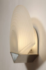 Jednopunktowa lampa ścienna/kinkiet w stylu Art Deco w kształcie wachlarza ze szklanym reliefowym matowym kloszem osadzonym na metalowej podstawie, Egoluce, Włochy, lata 80. - obrazek 6