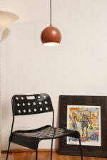 Metalowa jednopunktowa lampa wisząca/sufitowa w kształcie ściętej/otwartej od dołu kuli w kolorze terakotowej czerwieni wisząca na czarnym materiałowym kablu zasilającym, projekt Benny Frandsen dla firmy Frandsen, Dania, po 2000 roku - obrazek 6