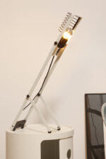 Biała z czarnymi elementami jednopunktowa metalowa lampa biurkowa z serii Syntesi z regulowaną wysokością, projekt Ernesto Gismondi dla Artemide, Włochy, wzór z 1975 roku - obrazek 5