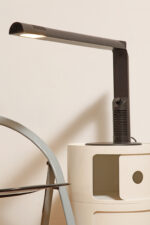 Czarna minimalistyczna jednopunktowa lampa biurkowa ze ściemniaczem "Abele" z metalu i tworzywa, projekt Gianfranco Frattini dla firmy Luci illuminazione (Lucitalia), Włochy, wzór z 1979 roku - obrazek 6