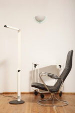 Smukła metalowa minimalistyczna, jednopunktowa, postmodernistyczna biała z czarnymi elementami lampa podłogowa "Veronica", Gianfranco Frattini dla Luci illuminazione (Lucitalia), Włochy, wzór z 1979 roku - obrazek 6