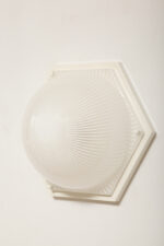 Duża sześcioboczna jednopunktowa mlecznobiała ażurowa lampa ścienna/kinkiet z kloszem z tworzywa (akryl) w kształcie kopuły, Włochy, lata 80. - obrazek 11